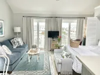 Oceanside Studio Condo. Walking Distance to Beach! - balcony