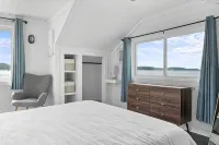 Lakeside Cottage ~ Pool, Hot tub & Private Beach - 4-Star