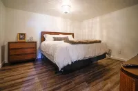 Modern Barndominuim on stunning 100 Acre Ranch - 4-Sterne