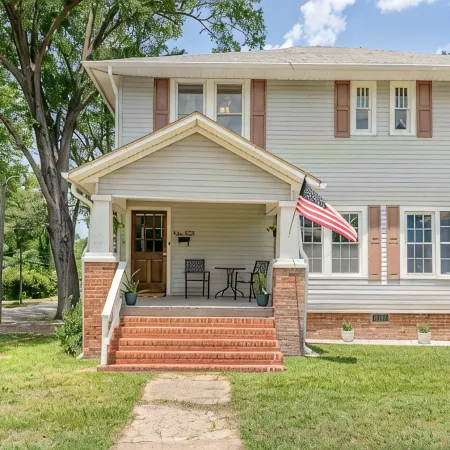 Updated historic 3b1.5b house minutes from old downtown w/ deck & work space