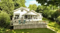 Seven Oaks — Lakefront Cottage on Owasco Lake — Large Beach with Stunning Views - Wifi