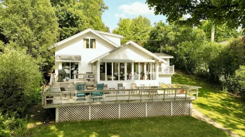 Seven Oaks — Lakefront Cottage on Owasco Lake — Large Beach with Stunning Views - Boutique