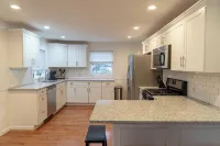 Cozy & Fun! Hot Tub - Arcade - Pool Table - 75 43" TV - 4-Star