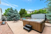 Modern Cabin Vibe, With great back yard to relax in. New furnishings and hot tub - 4 estrellas