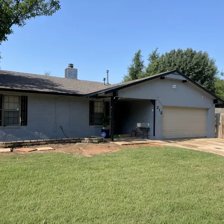 Beautiful renovated home within 3miles of OU. Easy access to I-35.