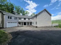 Luxury Hillside House with a Picturesque Mountain View - WiFi