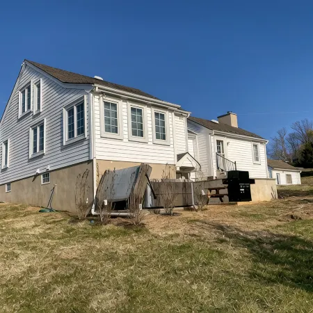 Private Home, Hot Tub, Wifi, Rural Setting, Gas Stove, 70" SmartTV