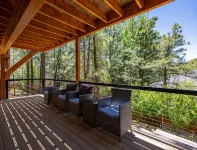 Air Conditioned 3200 sq/ft Home, New Decks & Hot Tub in the Pines. - 부티크