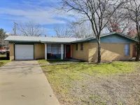 Remodeled home with firepit! 1 mile to Randolph AFB & 3 parks! - WiFi