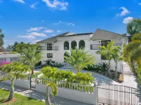 Villa Maya: 12 BR, 14k sq. ft. estate with pool, pickle ball, bball, disco club! - บังกะโล