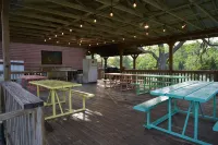 Frio Riverfront House+Bunkhouse, Volleyball Pool, Pavillion! - 3-Star