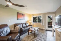 Beautifully renovated 1st floor condo just steps from Wildhorse Gondola - 2성급