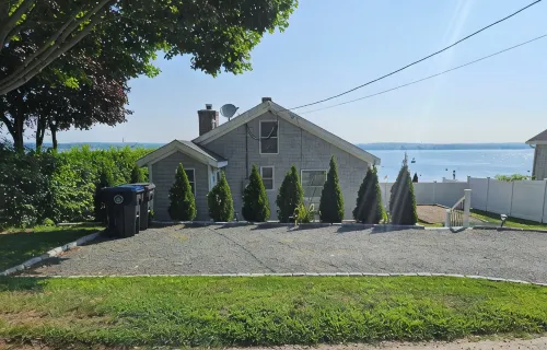 Cozy Cottage Waterfront Home In Portsmouth - Homestays