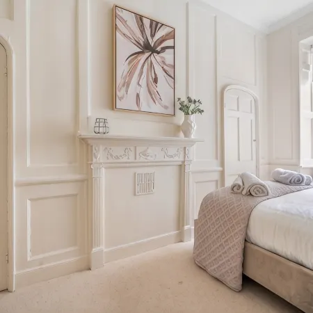 Elegant 1-Bed Flat in the Heart of Bath - VAT Q