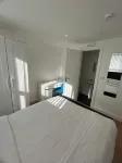 Jí Sùn Stays - Guest House with Private Ensuite Rooms and Free Parking in Liverpool - parkir