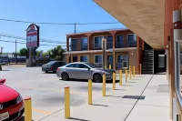 El Dorado Motel - parking