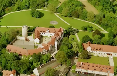 Schlosshotel Schkopau Отели в г. Мерзебург
