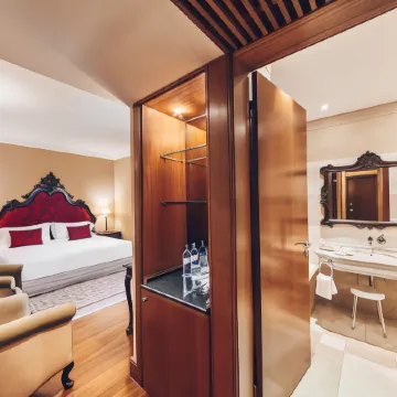 Convento do Espinheiro, Historic Hotel & Spa