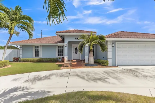 Gorgeous Lake Worth Beach House 4 Bedroom Home by RedAwning Hotels in Lake Worth