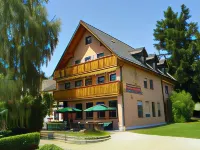 Landhotel Steigerwaldhaus Hotels near Freizeit-Land Geiselwind