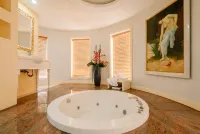 White Hotel - ที่มีที่จอดรถ