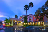 Courtyard Oakland Airport Hotel dekat Holy Redeemer College