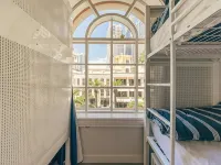 Maze Backpackers - Gold Coast Hotels near Infinity Attraction