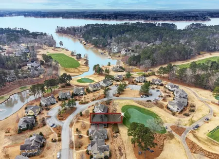 Lake Oconee Getaway.  Spacious family & pet-friendly retreat in gated community