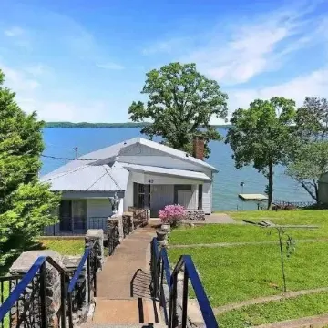 Welcoming and Cozy 2 bedroom KY lake cottage * Beautiful Views!