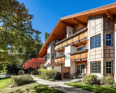 Luxe Chalet - Sleeps 15 ミッドウェイのホテル