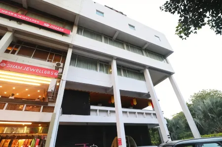 The Toy Hotel Отели рядом с достопримечательностью «Закер Хассейн Роуз Гарден»