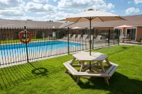 Super 8 by Wyndham Port Elgin - Pools