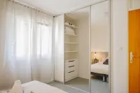 Apartment Sleeps 4 with Free Parking