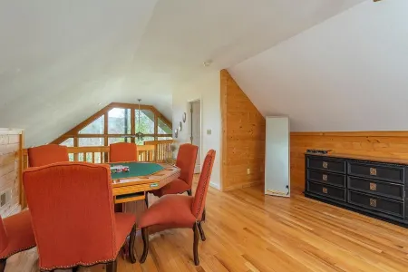 Deer Haven Cabin, Stunning Mtn Views, Hot Tub+Fire Table+Grill, Game Room, WiFi!