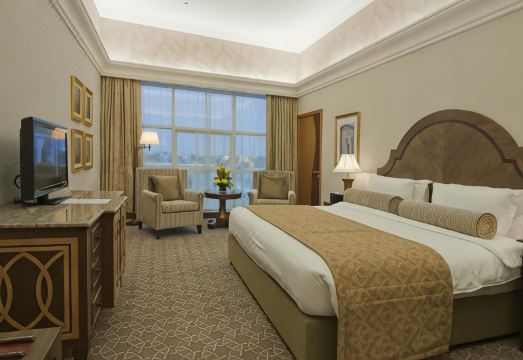 아일라 호텔의 깔끔하고 넓은 로비