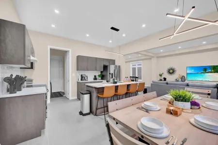 22min drive to Niagara. Sleeps 10. 1GB. 5 Bd/4 Bth