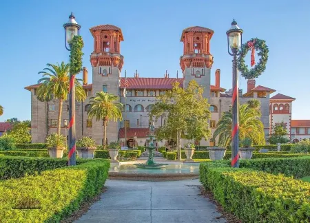 Luxurious indoor/outdoor Family Paradise in downtown St Augustine