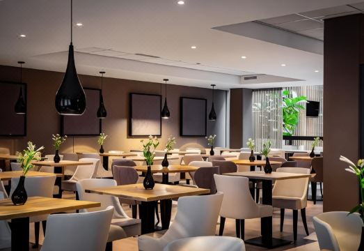 1. 홀리데이 인 익..