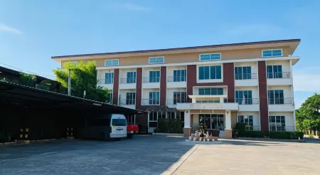 New Tara Place Lom Sak Hotel Отели рядом с достопримечательностью «Wat Huai Poon»