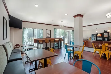 Best Western Plus Blue Angel Inn Отели в г. Кантонмент