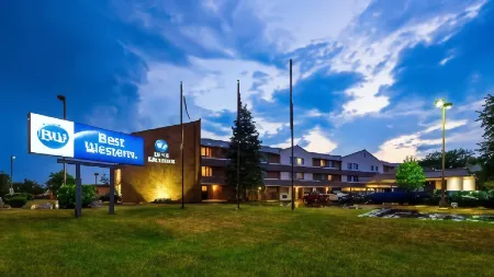 Best Western Naperville Inn Отели рядом с достопримечательностью «Нейпер Сетлемент»