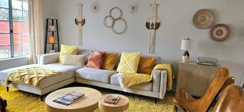 2' to downtown, 10' to JT park, King bed, game room, arcade, firepit, hammocks