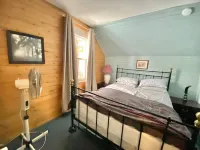 4 Bedroom Cottage on Manitoulin Island - Next to Sandy Beach! Hotel a Manitoulin District