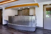 Super 8 by Wyndham Ambassador Bridge Windsor on Hotels in LaSalle