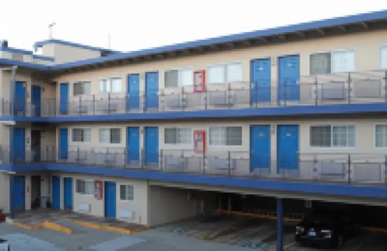 沖浪汽車旅館 《窈窕奶爸》電影場景房屋附近的飯店