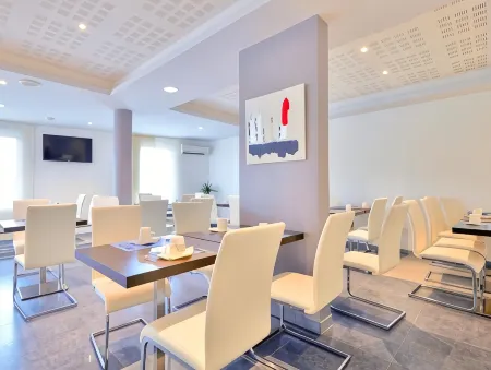 Kyriad Saint Chely d'Apcher - Aire de La LOZÈRE Отели в г. Римез