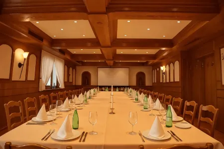 Hotel-Restaurant Zum Kirschbaum Отели в г. Тайльхайм