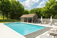 L'Orée des Chênes, the Originals Relais - Swimmingpools