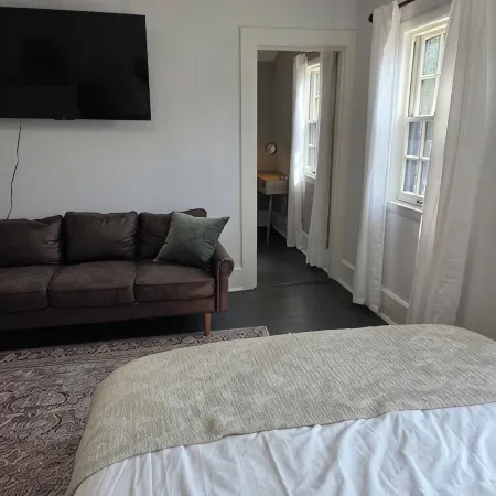 The Washington Suite on the main street in Downtown Cedarburg Отели в г. Озоки