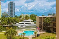 Artrageous on the River by RocketStay - Condos